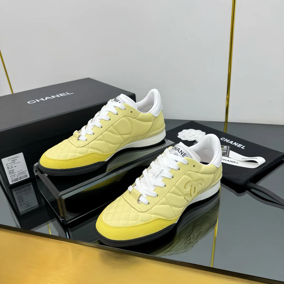 👟👟Ex-factory price 600👟👟 Top version Chanel Chanel - 2025 counter top casual sports shoes. This classic design; the upper is electro-embroidered with a variety of techniques; the outsole is fashionable and sporty; it is extraordinary and incorporates a variety of color matching elements... The diversified mix and match is very beautiful and versatile, and can be used for leisure, fashion, sports and outdoor... ꫛꫀꪝ Go➫ Material: ❶Upper is made of: original imported mercerized velvet + double-layer breathable mesh ❷Inside is made of: original imported breathable mesh ❸Outsole is based on: original TPU combination outsole Counter boutique packaging complete set for women 35–41 👉